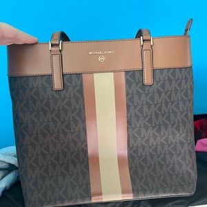Selling a large Michael kors purse